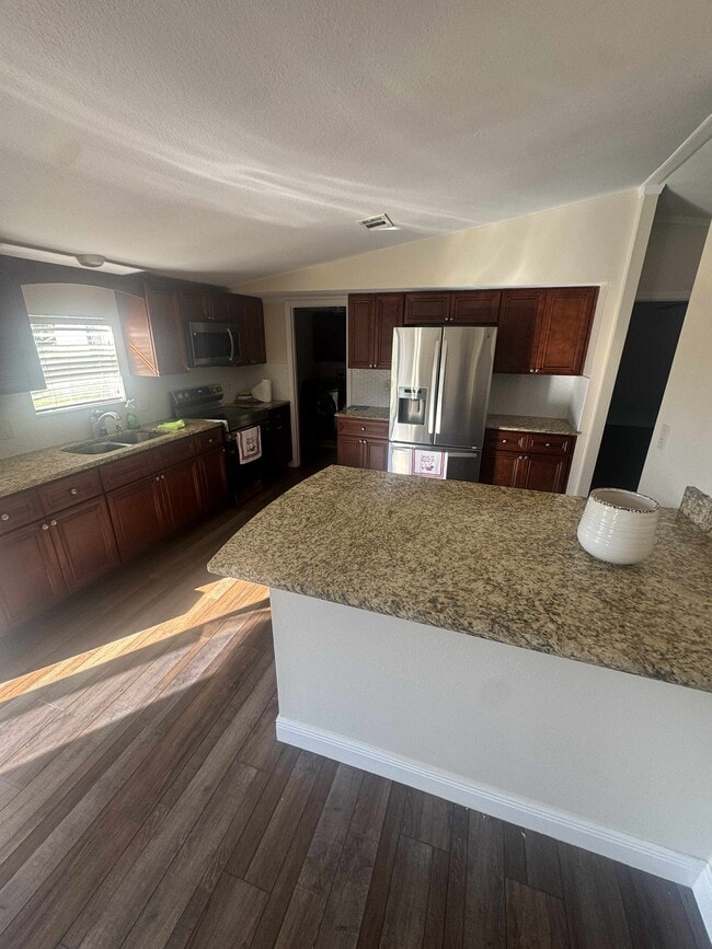 Building Photo - 2816 E Lake Rd