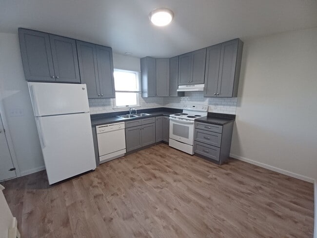 Building Photo - 2 Bedroom 1 Bathroom Apartment in Elizabethtown!