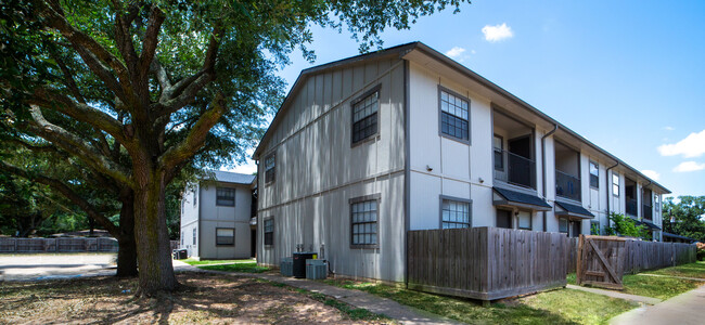 Building Photo - Whispering Oaks Apartment Homes Sealy