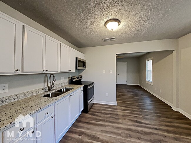 Building Photo - 687 Kurt Dr SW