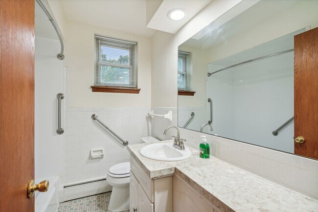 Building Photo - 5547 N Lyndale Ave