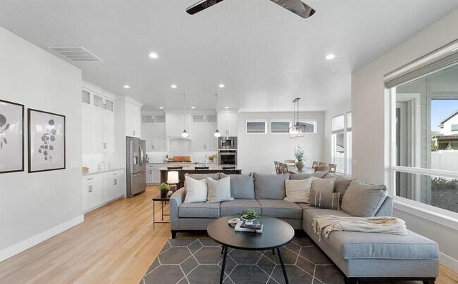 Building Photo - Short term lease for this gorgeous 3 bed 2...