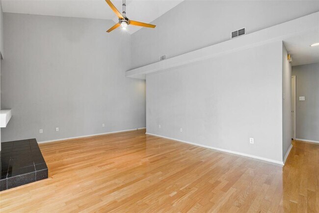 Foto del edificio - 4711 Spicewood Springs Rd