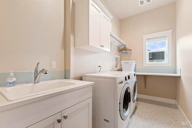 Laundry w/washer/dryer - 291 E San Pedro St