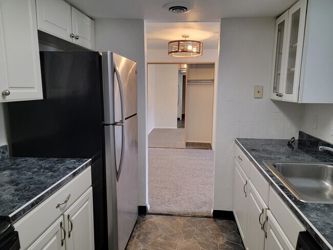 Cocina con vista al comedor - 1001 Nanroc Dr
