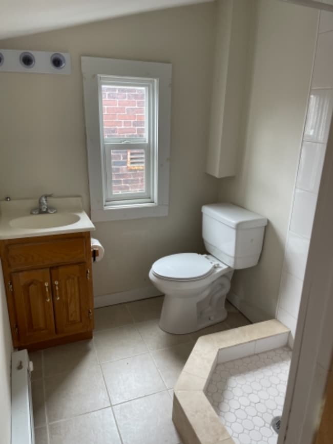 Building Photo - Newly Renovated East Rock Penthouse 2BR wi...