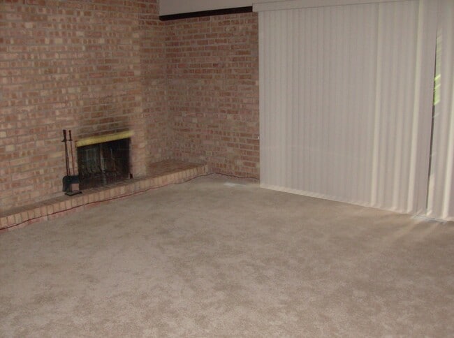 Building Photo - 1617 Maple Terrace