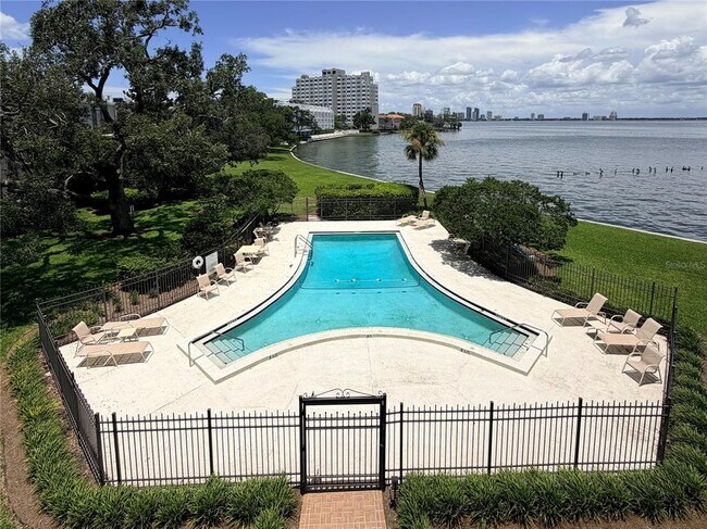Foto del edificio - 5020 Bayshore Blvd