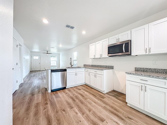 Foto del edificio - 2025 NEW Built 3 BR 2 BA homew convenient ...