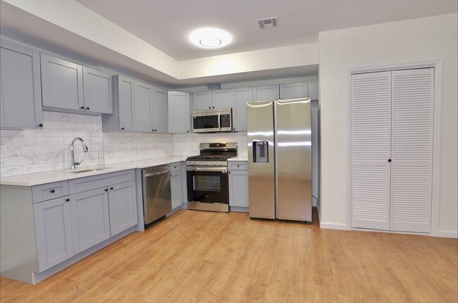 Building Photo - 143 Zabriskie St