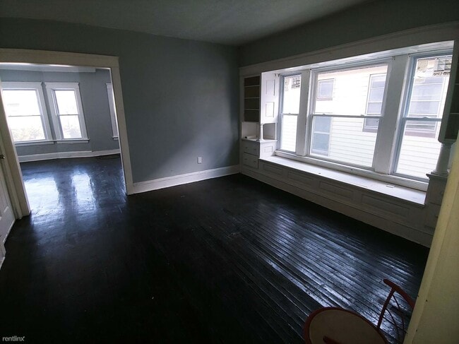 Building Photo - 2 br, 1 bath Triplex - 1414 East 110th Str...