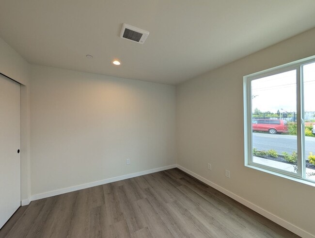 Building Photo - 3Bd/2.25Ba Everett Townhome