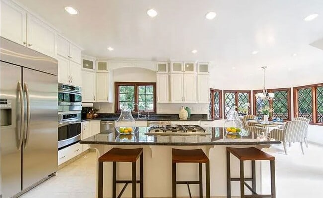 Building Photo - 2225 Summit Dr