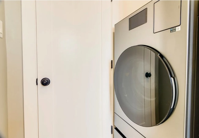 Building Photo - 3422 W Dickens Ave