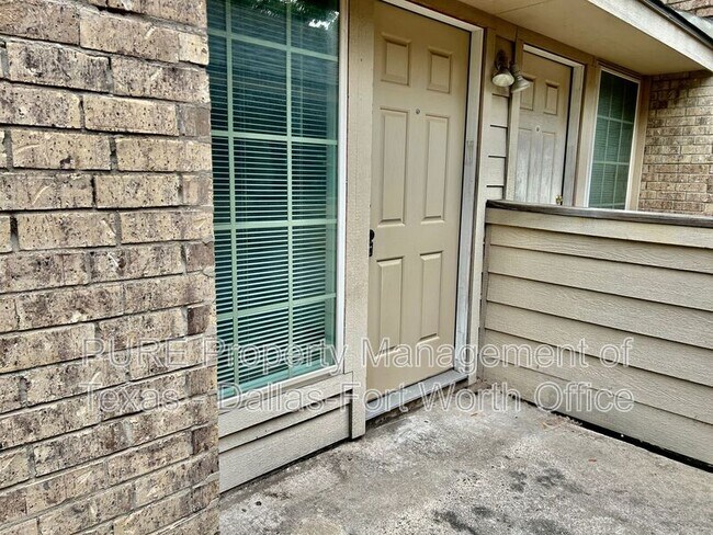 Building Photo - 2415 Oak Manor