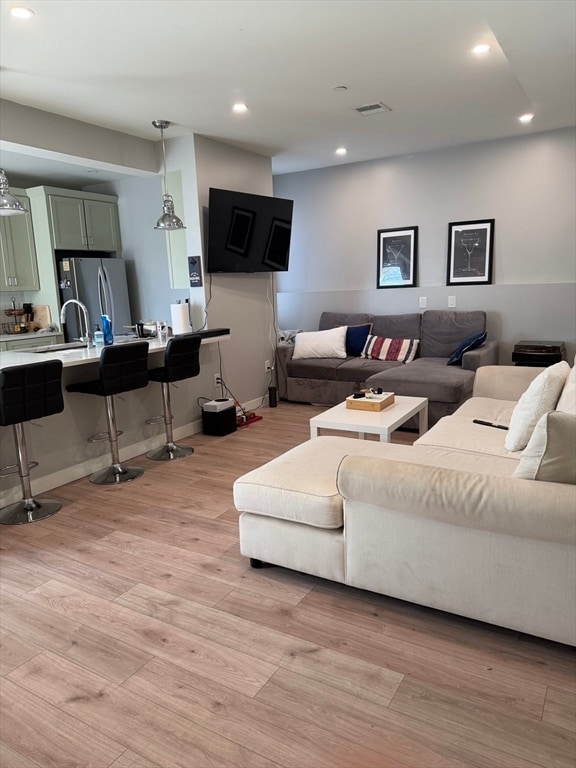 Building Photo - 415 E 7th St