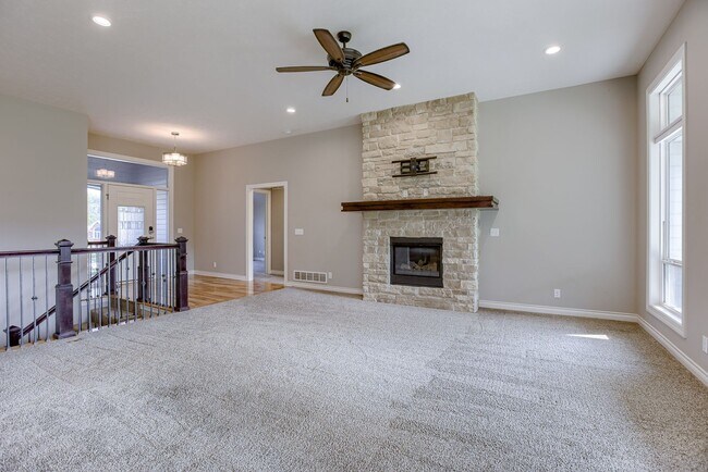 Building Photo - Spacious & Stylish 5 Bedroom In Prime Elkh...