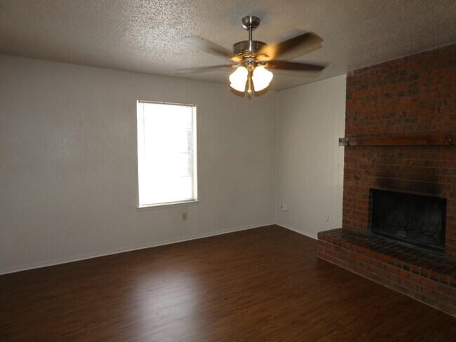 Building Photo - Recently remodeled 2/2/2cp DUPLEX