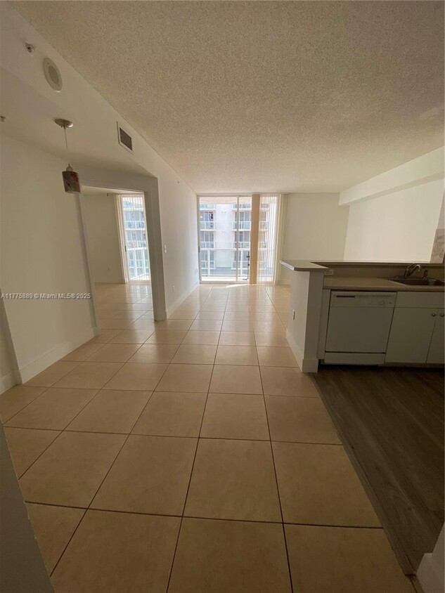 Foto principal - 5085 NW 7th St