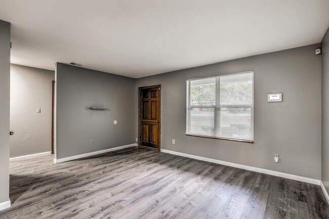 Foto del edificio - 18 Redwood Dr