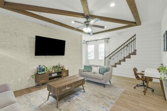 Building Photo - 5526 Hyde Park Dr