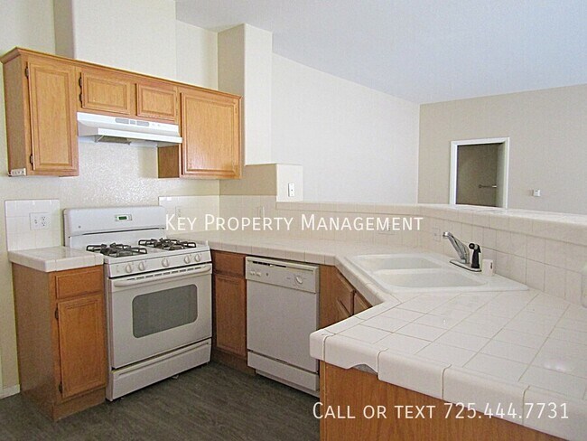 Foto del edificio - 3 BEDROOM 2.5 BATH TOWN HOME NEAR LAKE MEA...