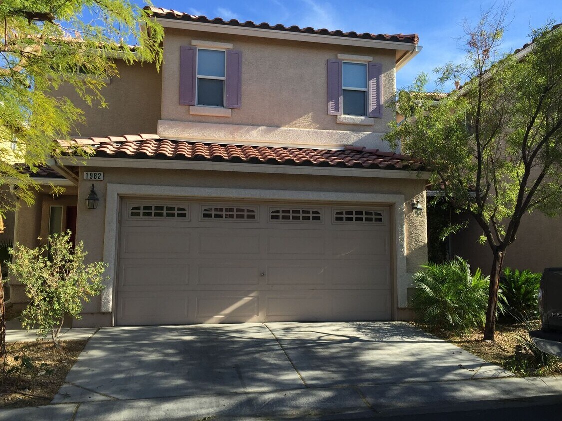 Foto principal - 3 Bed/2.5 bath. All Tile Downstairs. Open Great Room floor plan.