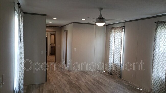 Foto del edificio - 120 Terry Blvd