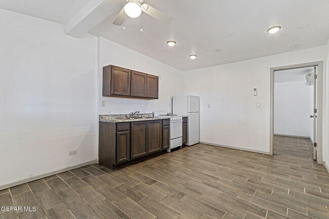 Foto del edificio - 7921 Lirio Rd