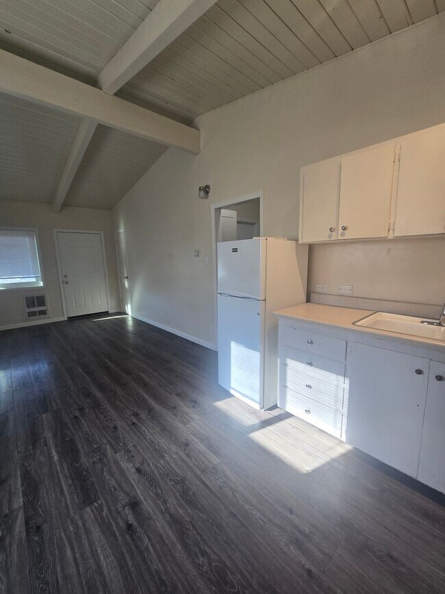 Foto del edificio - 2 bed / 1 bath Duplex