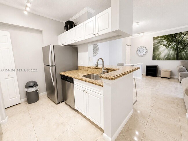 Foto del edificio - 17145 N Bay Rd