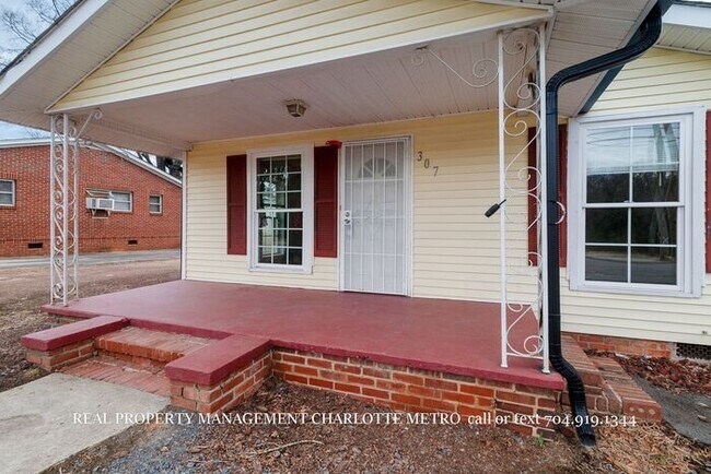 Foto del edificio - Charming Downtown Albemarle Cottage with Timeless Appeal