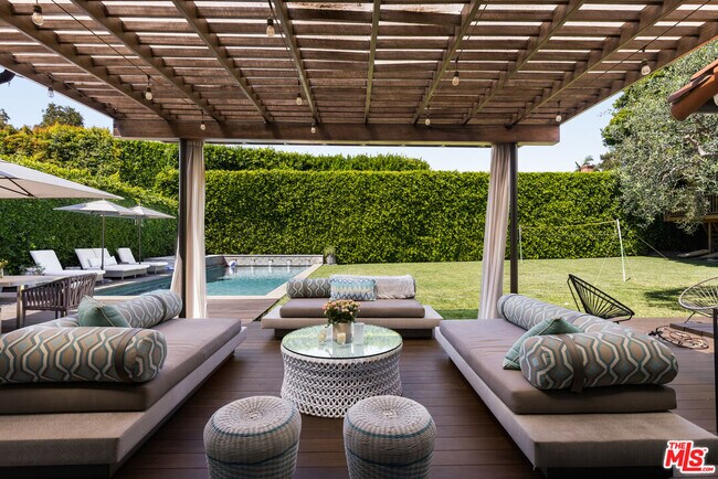 Foto del edificio - 647 Toyopa Dr