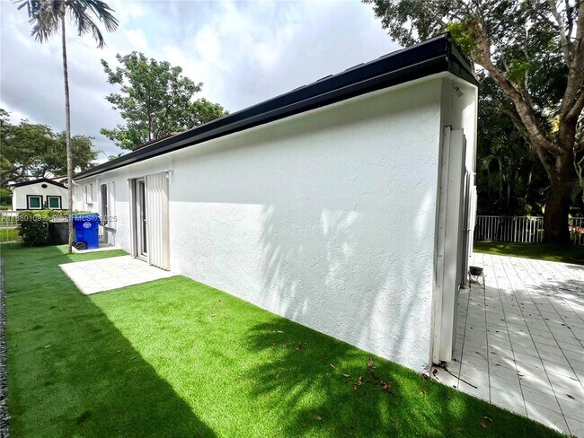 Building Photo - 1501 SW 149th Ave