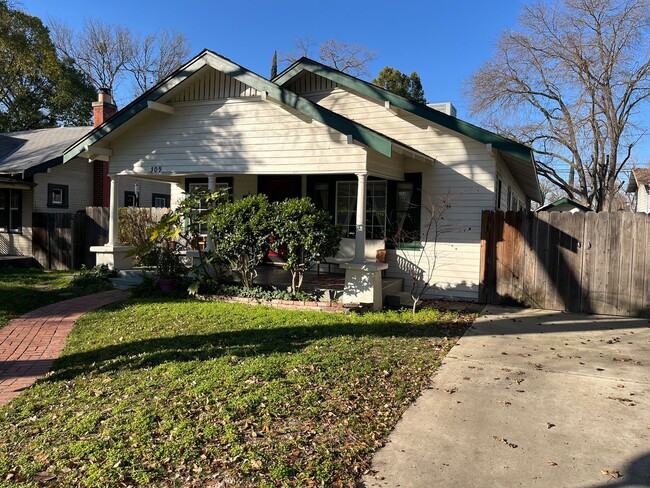 Building Photo - Charming Cottage in College Area