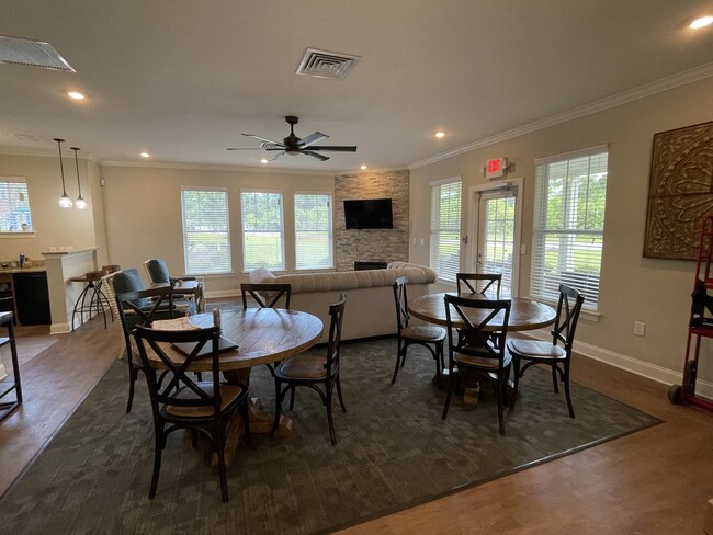 Building Photo - Centre Court Apartments