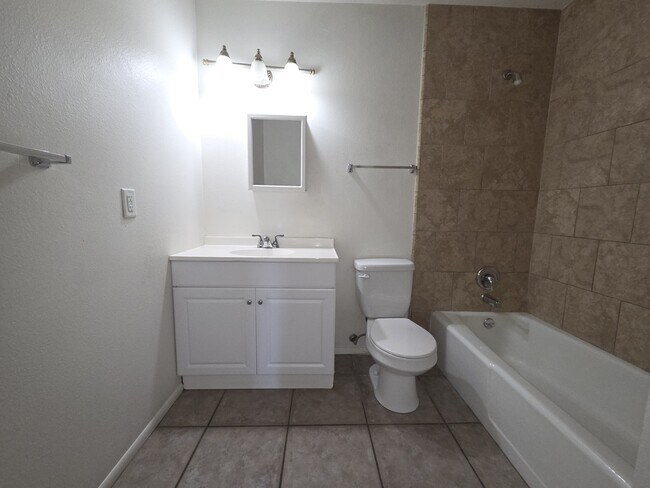 Building Photo - 1418 E Broadmor Dr