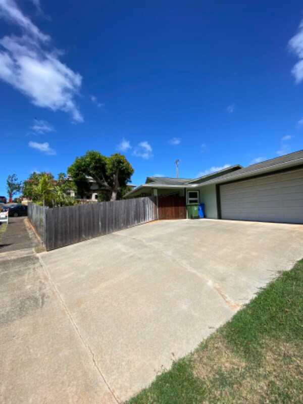 Building Photo - 1136 Makaala St