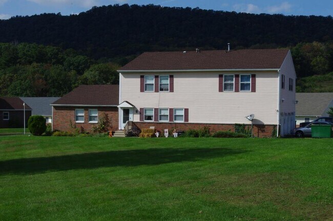 Building Photo - 810 Briar Manor