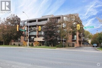 Building Photo - 337 Simcoe St N
