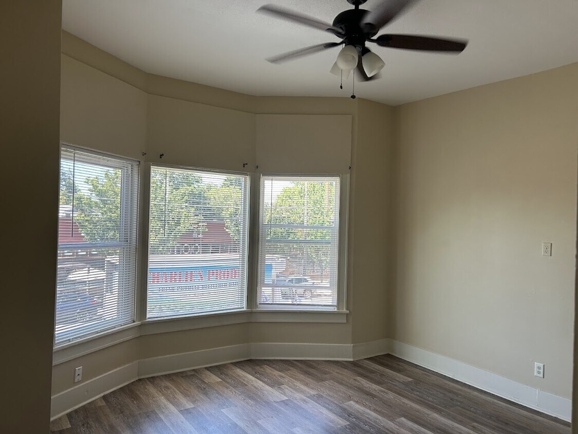 Light/bright with high ceilings - 4537 SE 65th Ave
