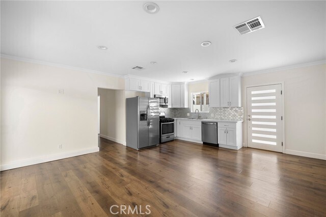 Foto del edificio - 7058 Willis Ave