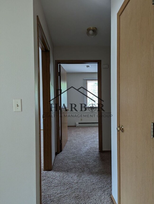 Foto del edificio - 2 Bedroom 1 Bath Partially Renovated - Cou...