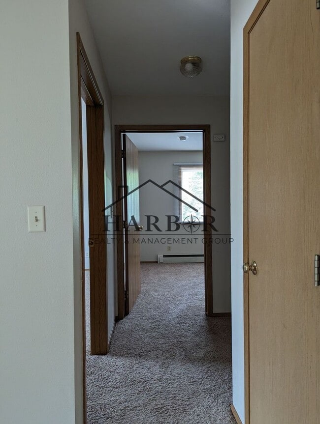 Building Photo - 2 Bedroom 1 Bath Partially Renovated - Cou...