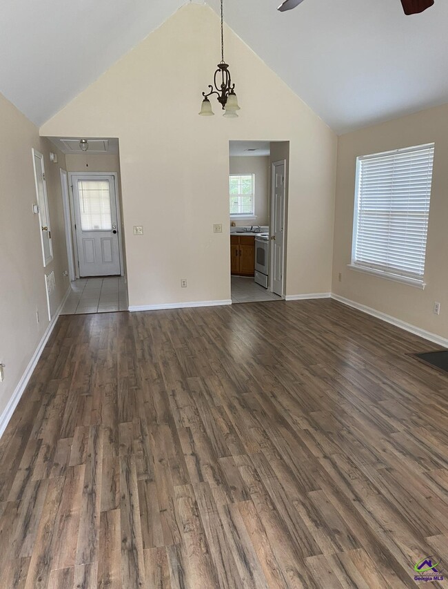 Building Photo - 110 Country Cove