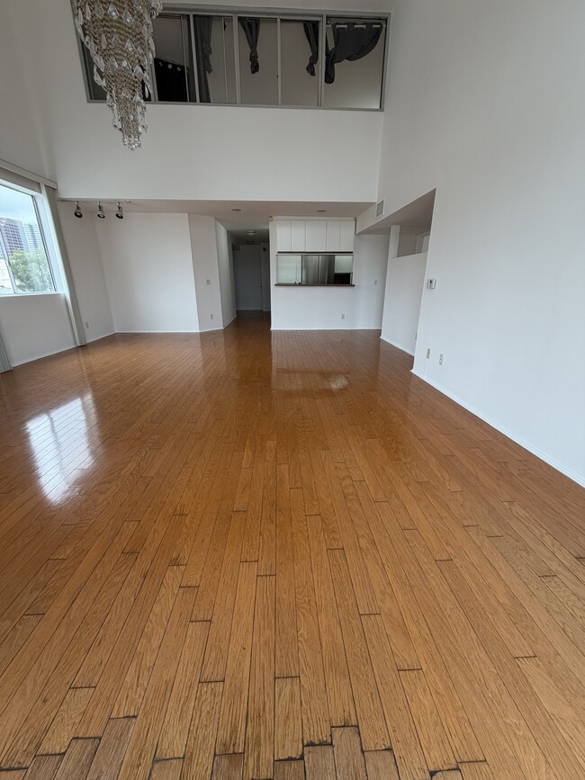 Building Photo - 1409 S Saltair Ave