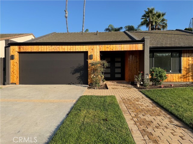 Building Photo - 15999 Via De Las Palmas