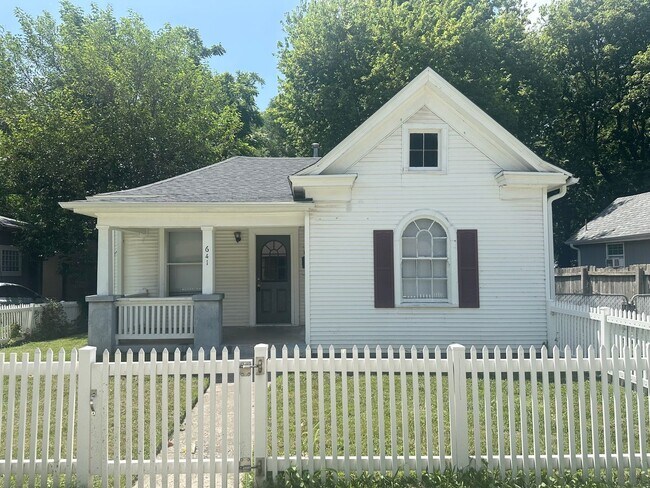 Building Photo - Inviting 2-Bedroom Home with Spacious Back...