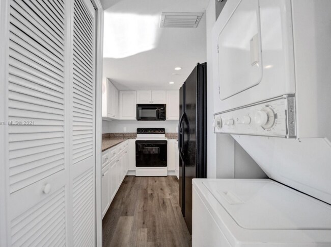 Building Photo - 7800 Collins Ave