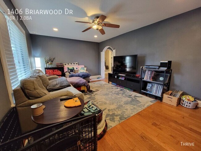Building Photo - 1406 Briarwood Dr